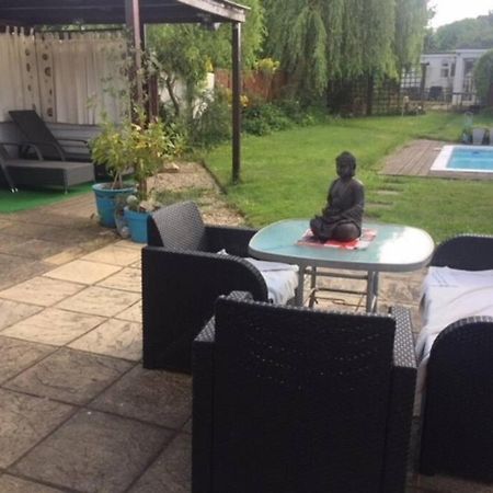 Modern Bungalow With Private Swimming Pool Мейденхед Экстерьер фото