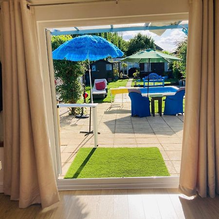 Modern Bungalow With Private Swimming Pool Мейденхед Экстерьер фото